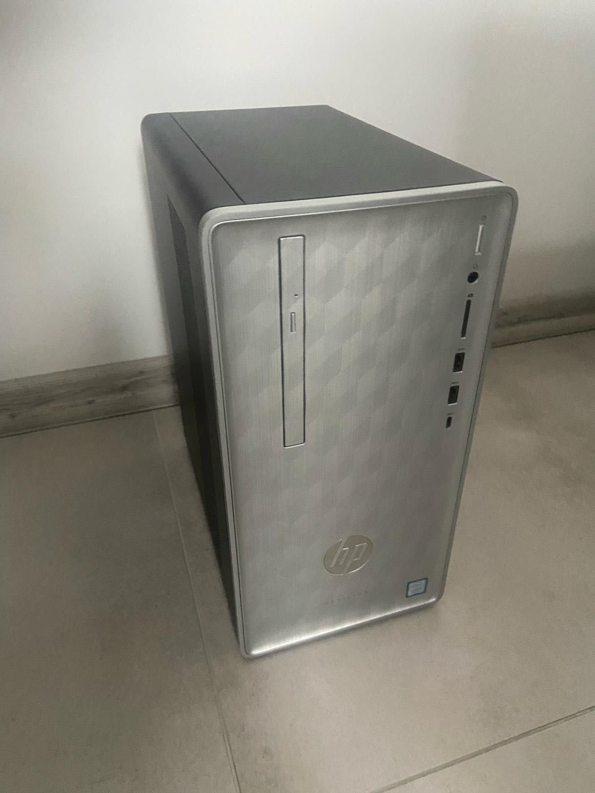 Komputer stacjonarny HP z monitorem Acer