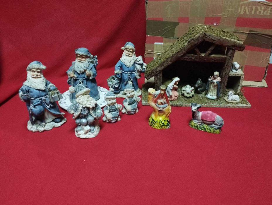 Conjunto de varias figuras presépio e cabana, em muito bom estado