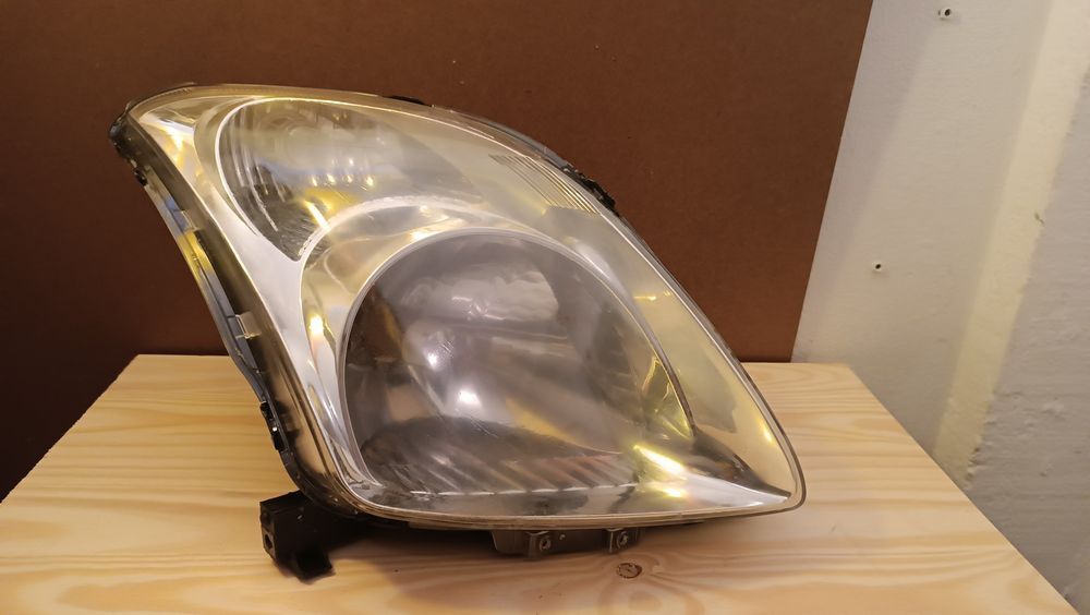 Vendo farol direito de Suzuki Swift ano 2005/06