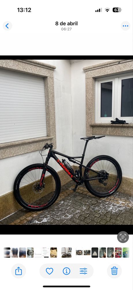 Bicicleta preta com letras vernelhas