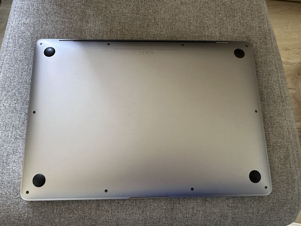 Macbook Air A2179 oryginalny karton- laptop uszkodzony