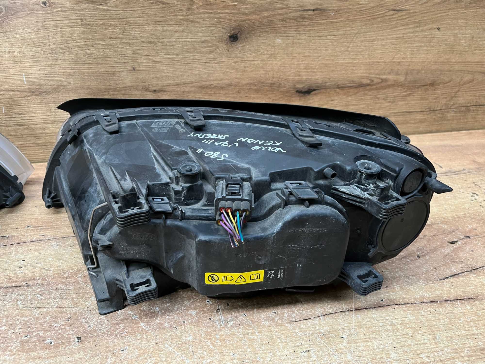 Lampa/reflektor przedni lewy prawy Volvo V70 III Xenon