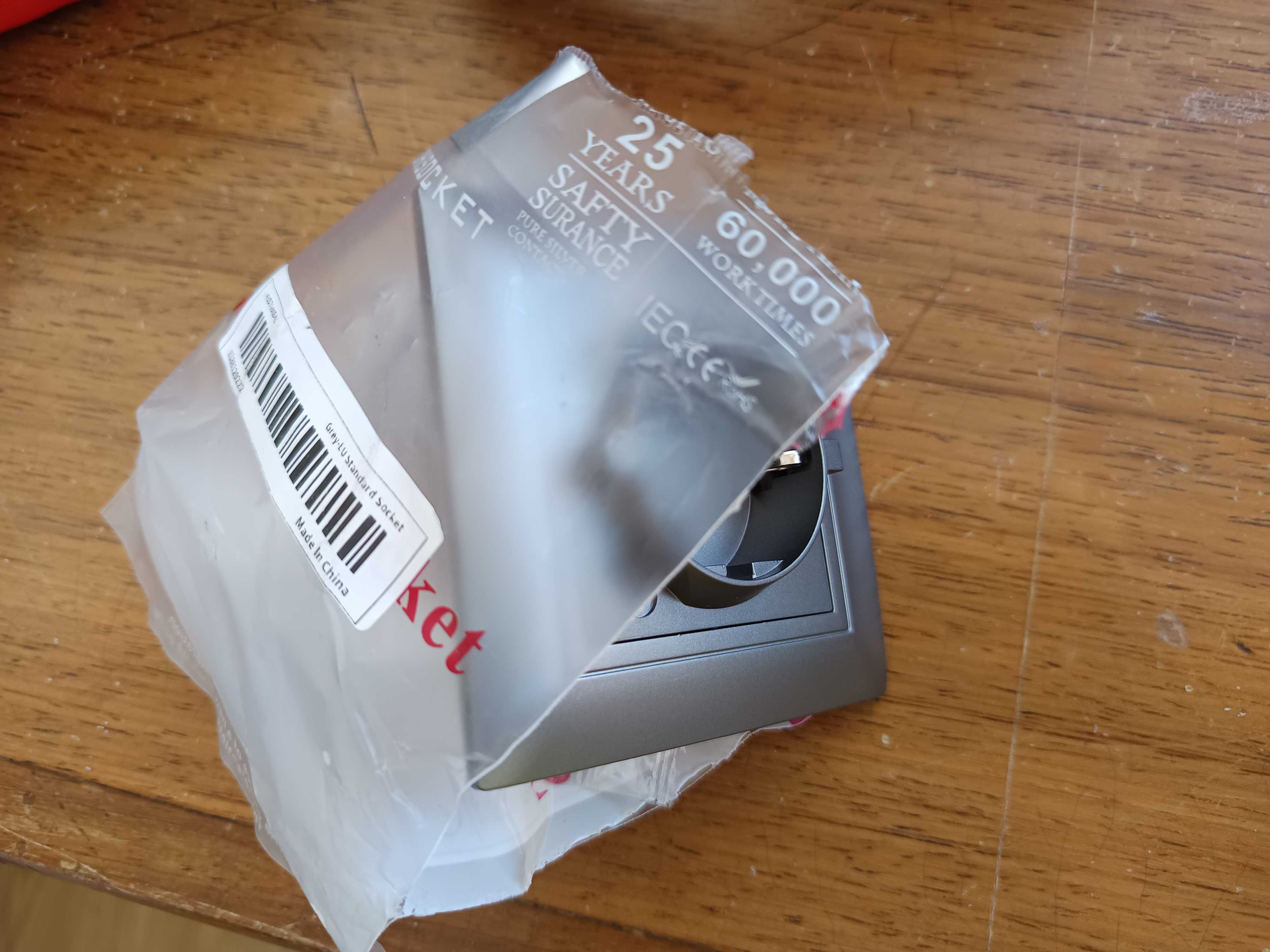 Tomada elétrica Tipo C Cinzenta