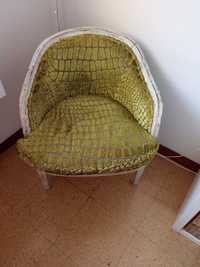 Cadeira "senhorinha", antiga e restaurada forrada a tecido verde.