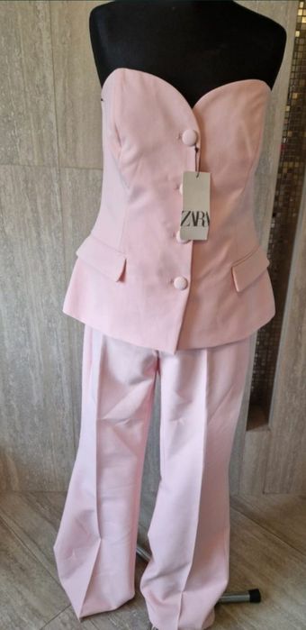 zestaw elegancki w kolorze pudrowego   róźu
top bustier
spodnie wysoki