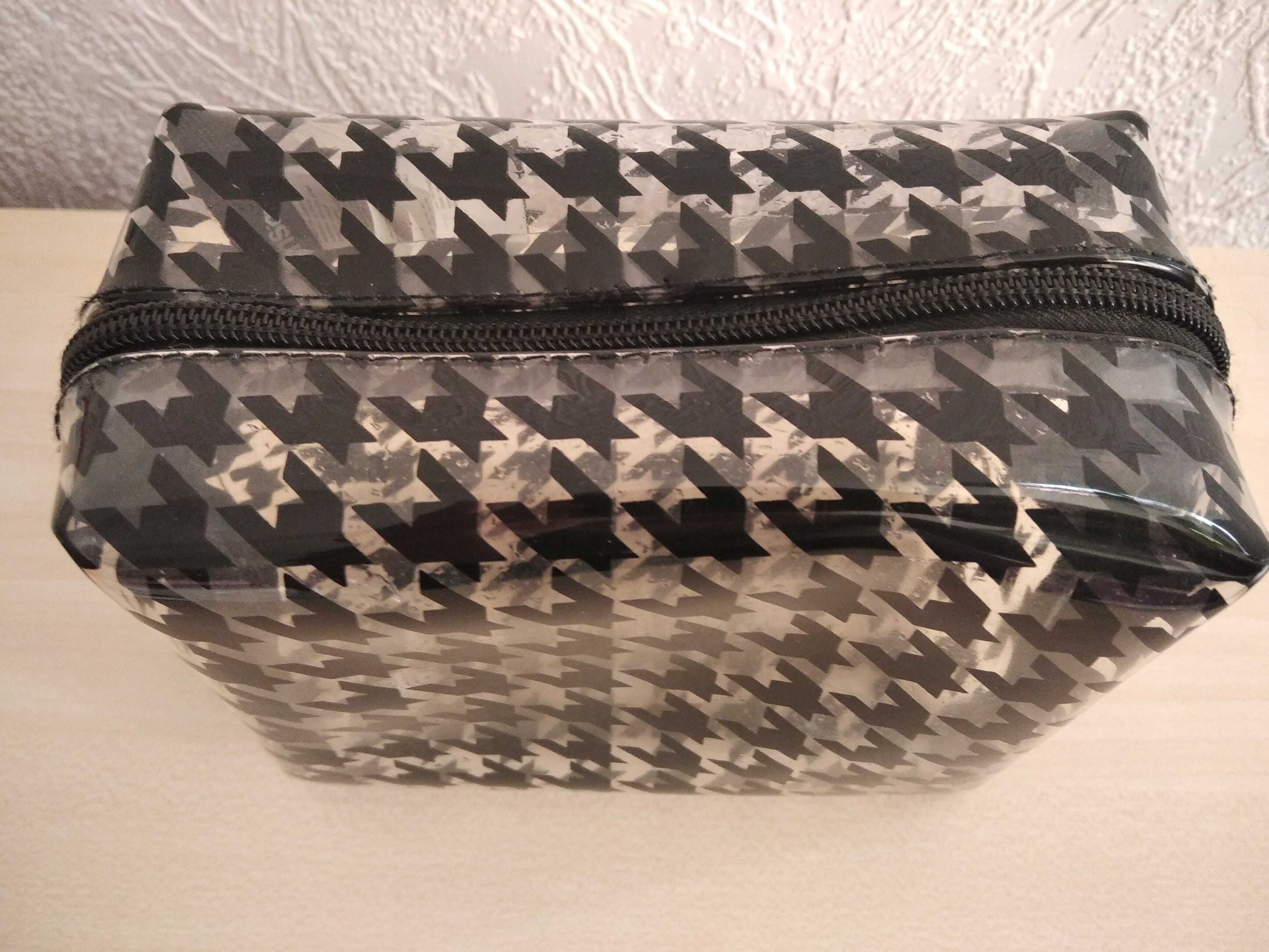 Kosmetyczka w czarne ciapki.