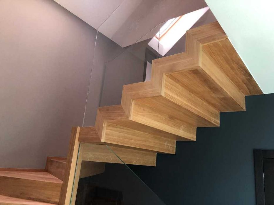 Schody dywanowe dębowe z balustradą szklaną Producent