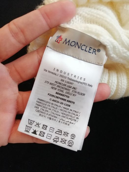 Piękna oryginalna czapka Moncler!