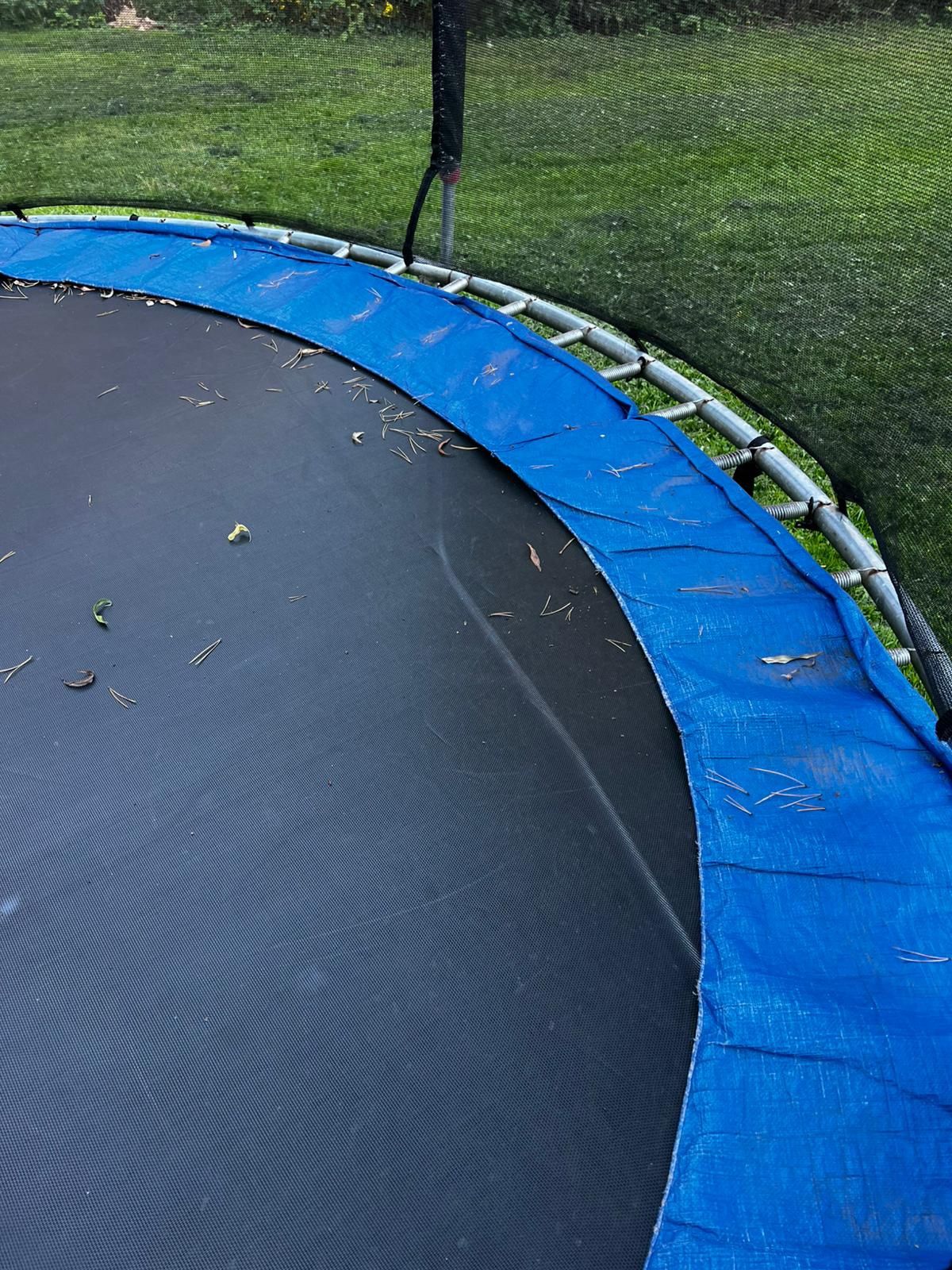 Trampolina ogrodowa z siatką ochronną