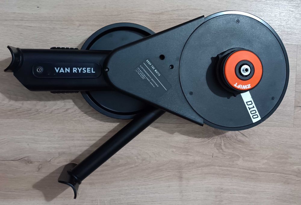 Rolo de Treino de Bicicleta VAN RYSEL D100 com "Zwift Cog and Click"