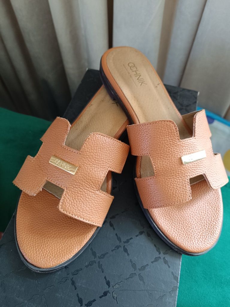 Piękne eleganckie skórzane brązowe klapki damskie Ochnik 36 camel