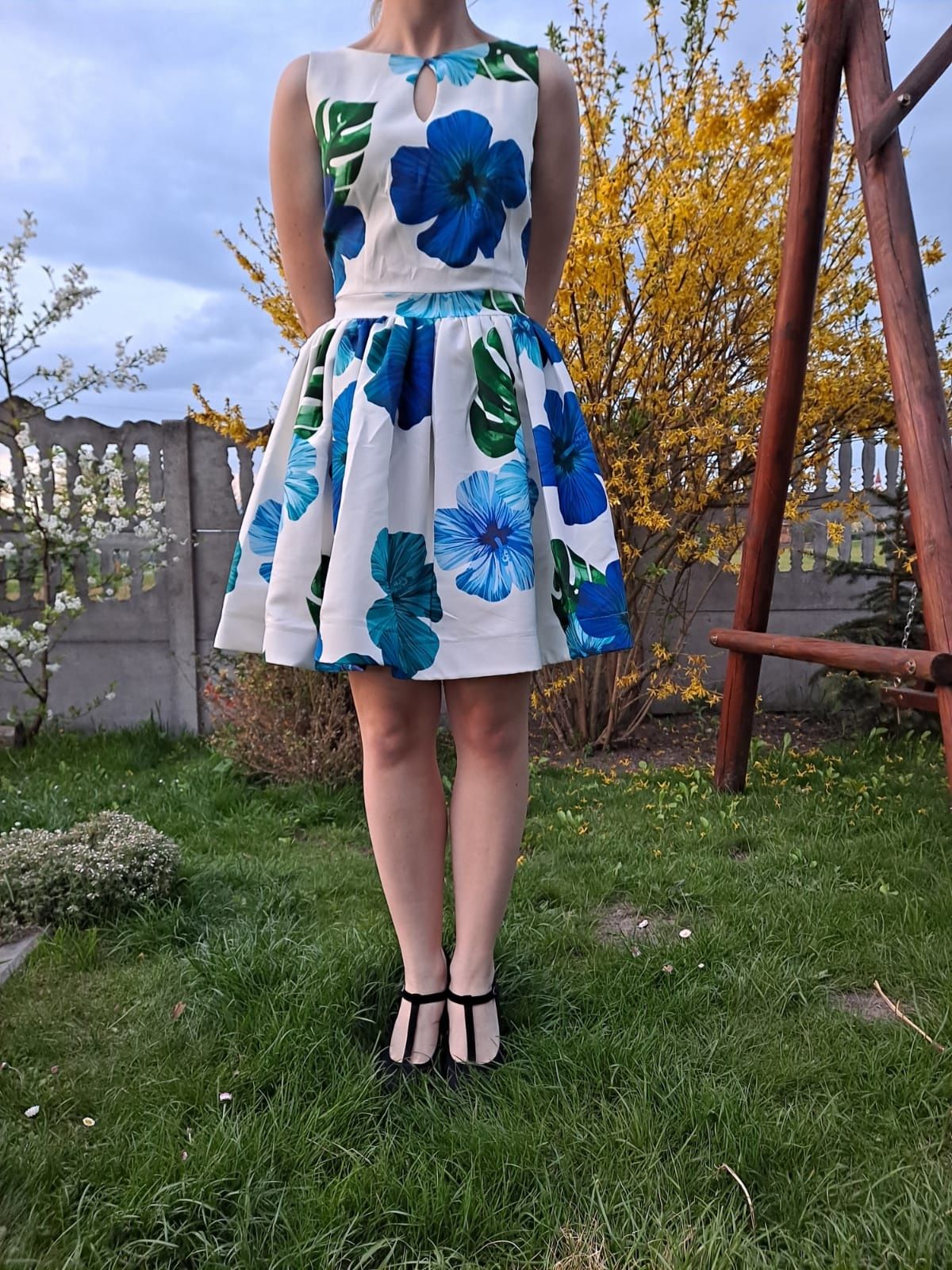 Sukienka w kwiaty