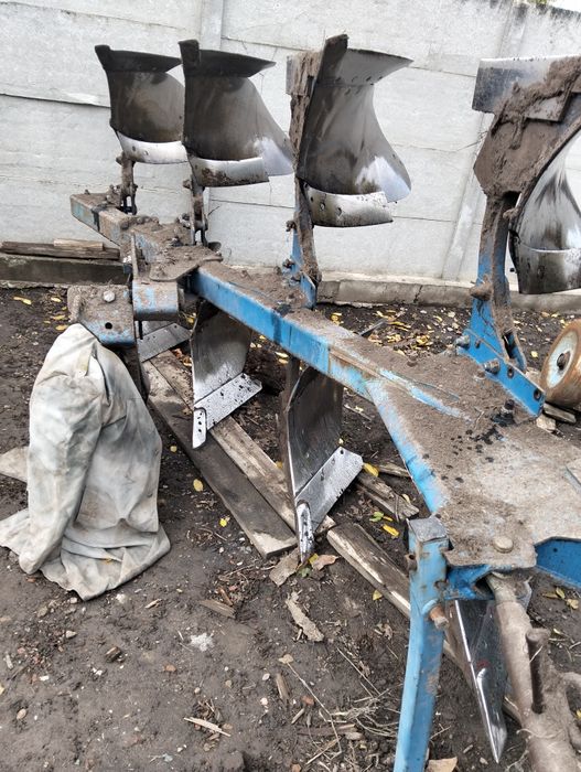 Плуг лемкен на суцільних полицях нормальний робочий  стан