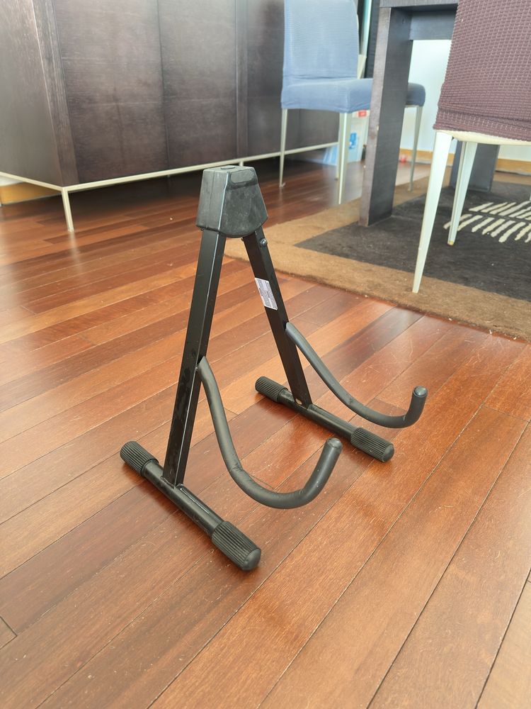 Stagg stand guitar