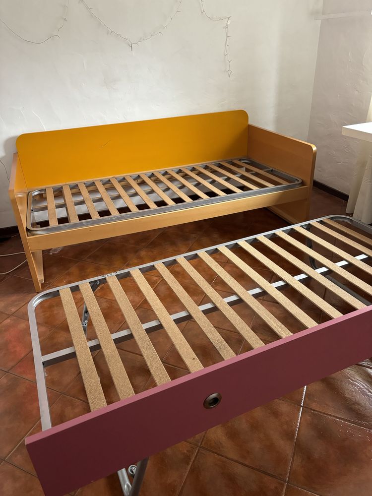 Cama dobravél, com 2 colchões incluidos. Em perfeito estado.