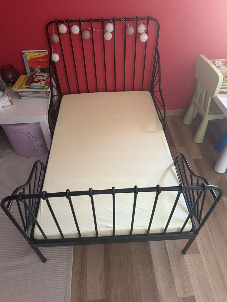 Łóżko minnen czarne