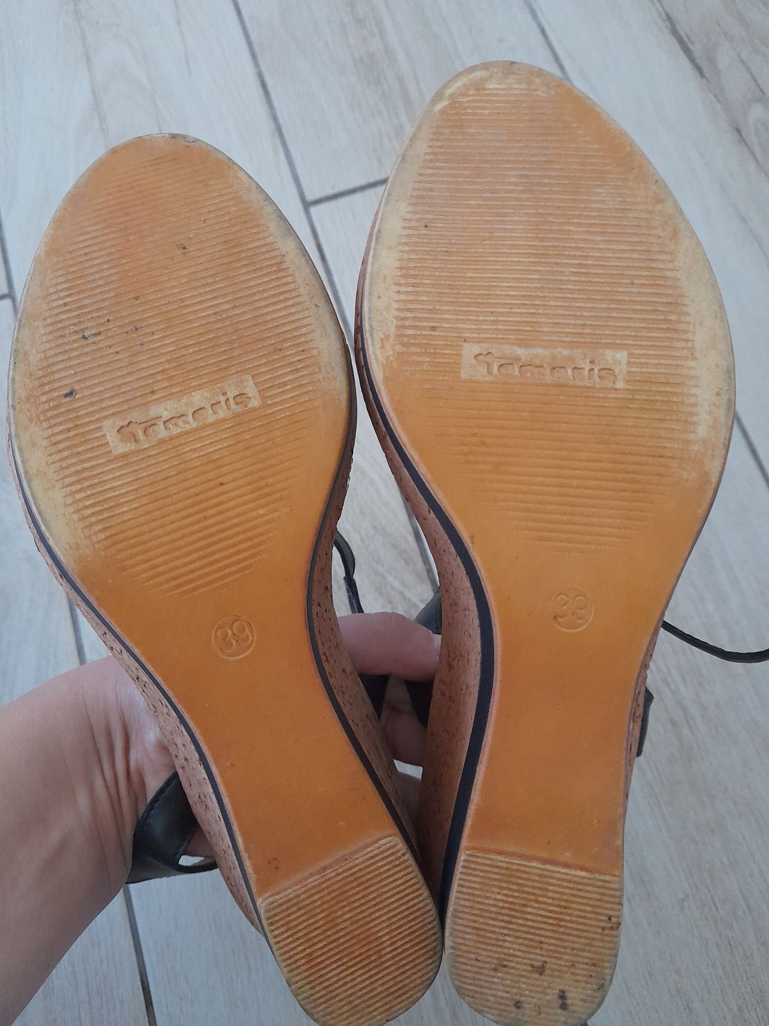 Sandałki na koturnie, espadryle Tamaris rozm.39