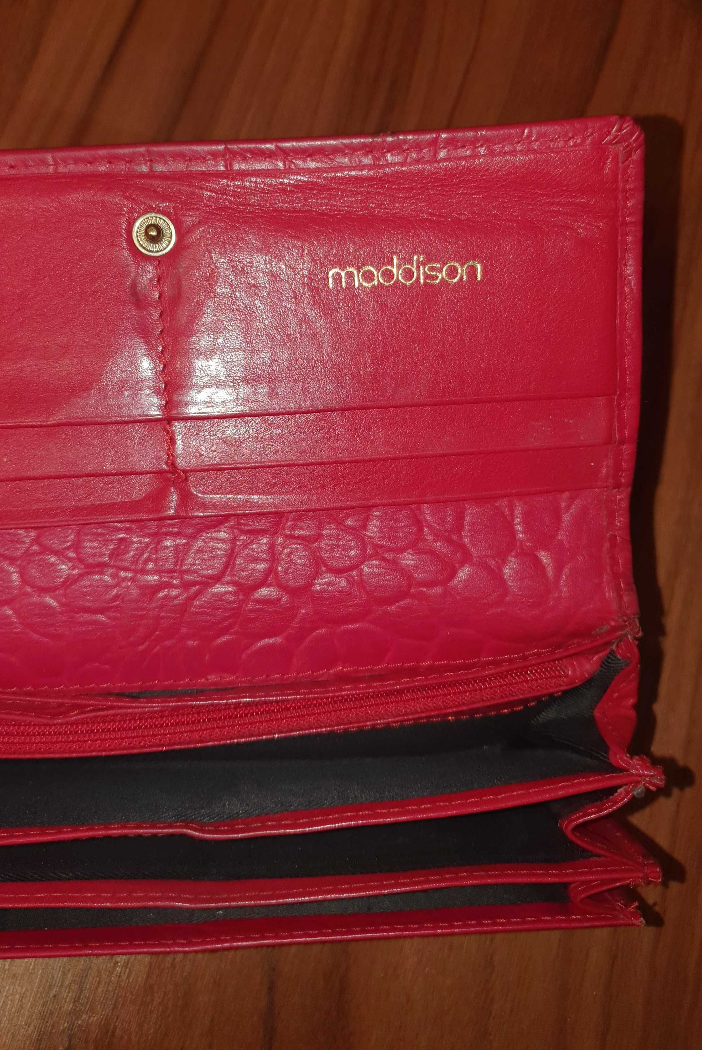 Женский кошелёк красного цвета из натуральной кожи.