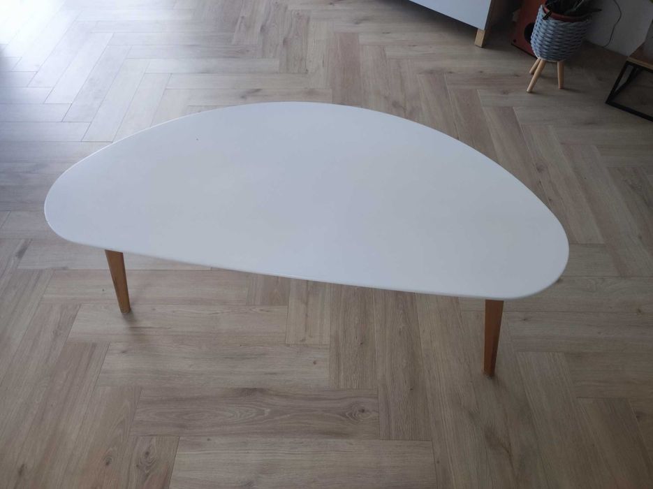 Biały stolik kawowy