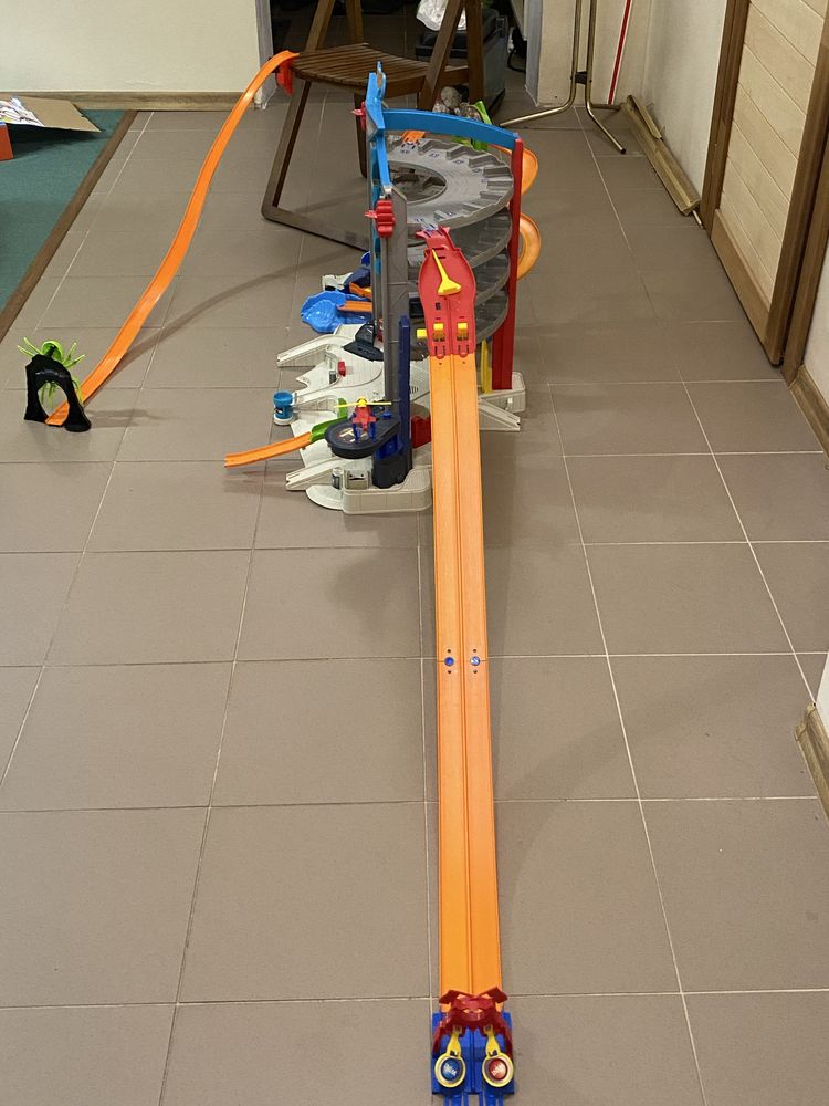 Hot wheels гараж + трек з павуком