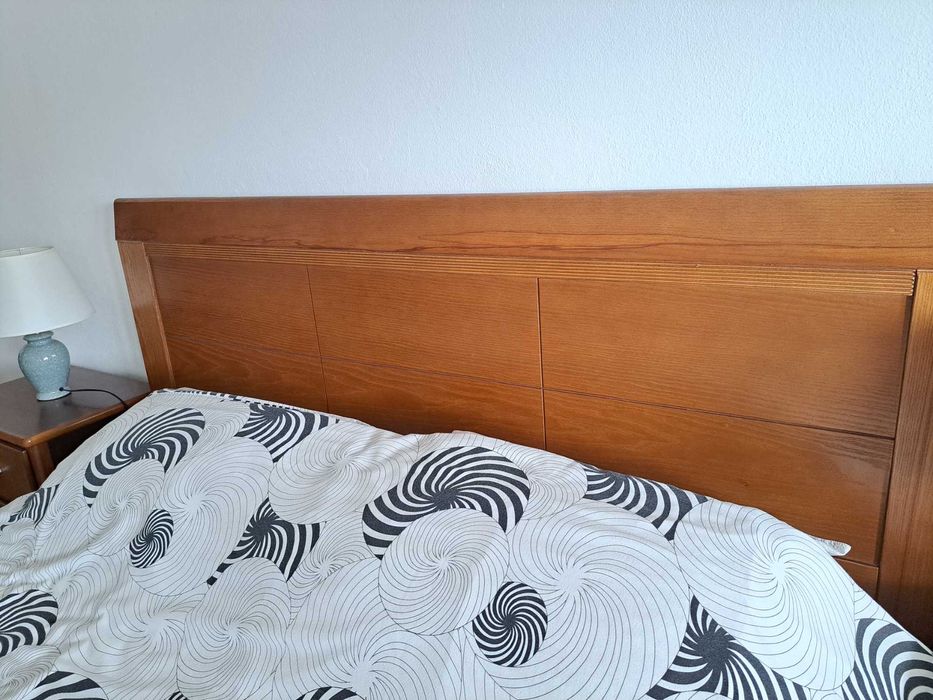 Quarto casal, colchão 195 x 160, comoda, 2 mesas, madeira castanheiro