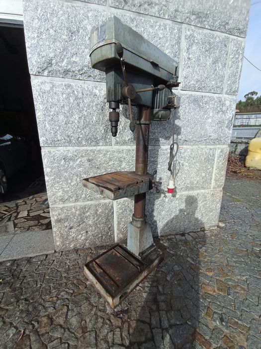 Máquina de furar coluna