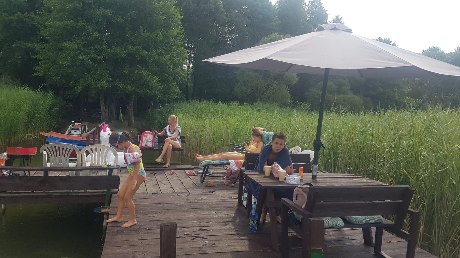Domek w lesie nad jeziorem Czytaj Opis
