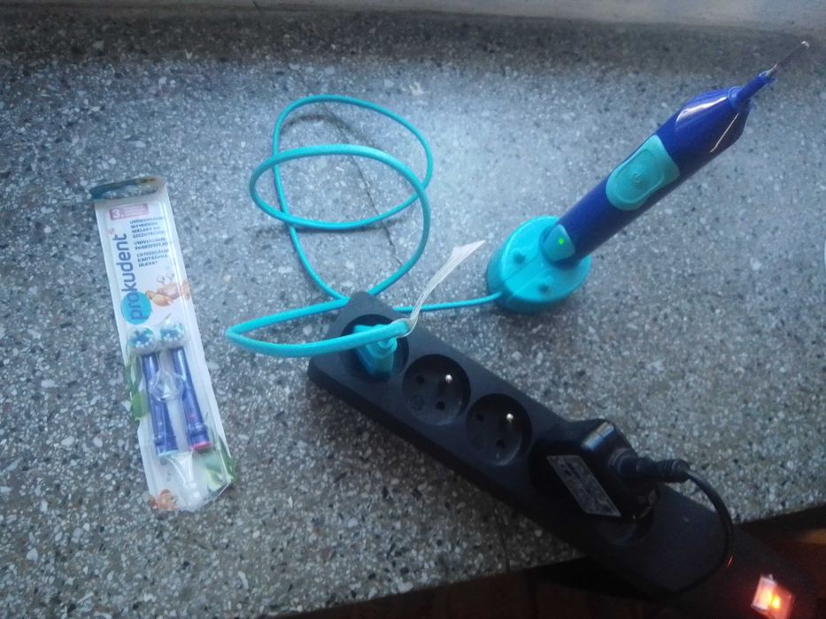 Elektryczne szczoteczki do zębów+ 2 ładowarki