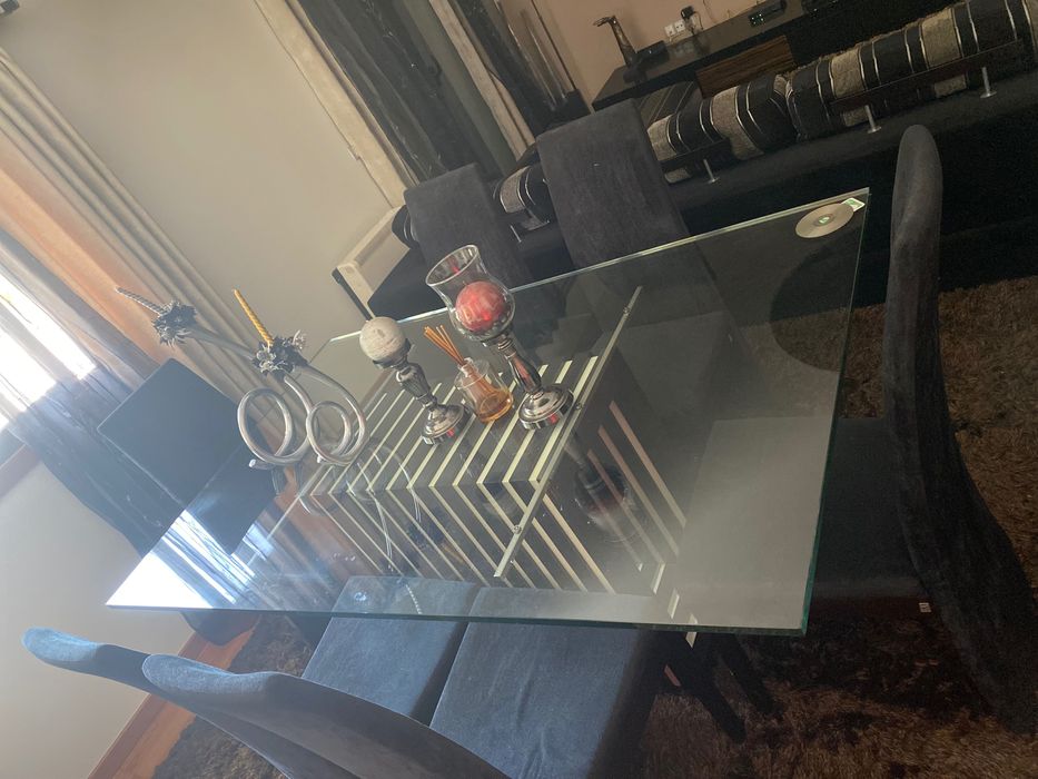 Mesa de jantar com cadeiras como novo