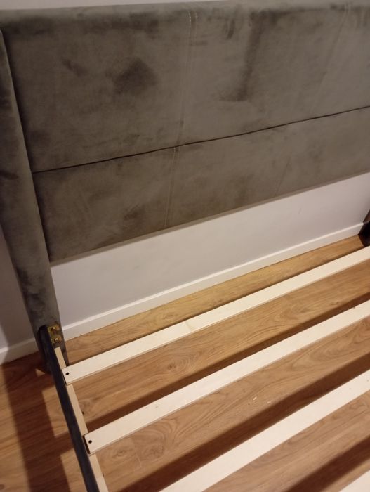 Estrutura de cama com cabeceira