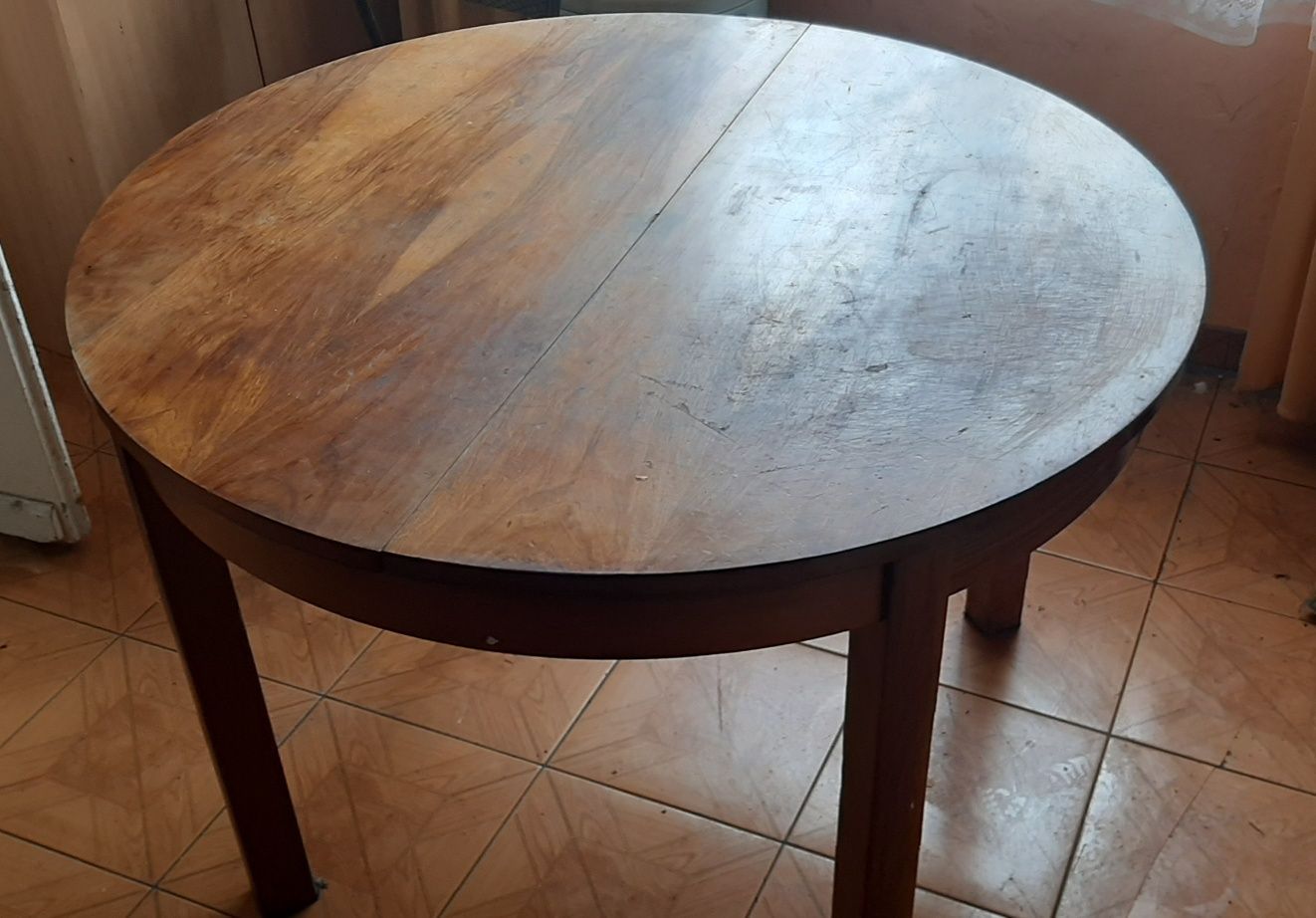 Okrągły rozkładany stół z litego drewna. Lata 50 XX wieku
