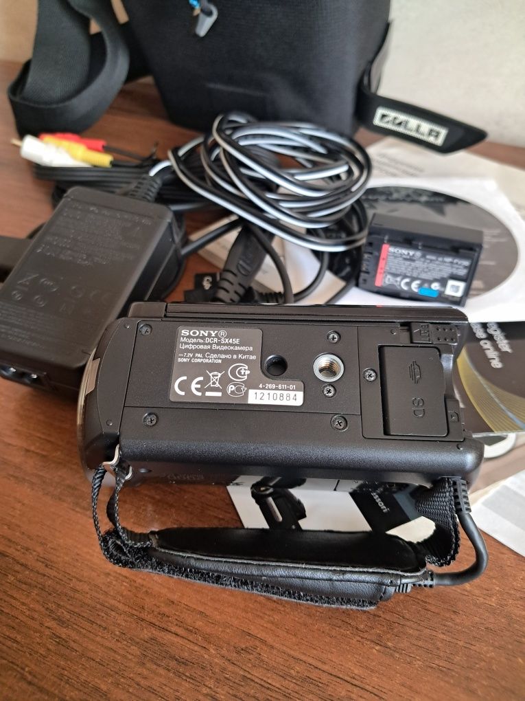 Відеокамера SONY DCR-SX45E.