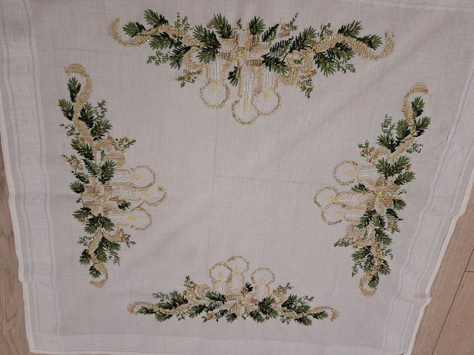 *Piękny haftowany obrus świąteczny.