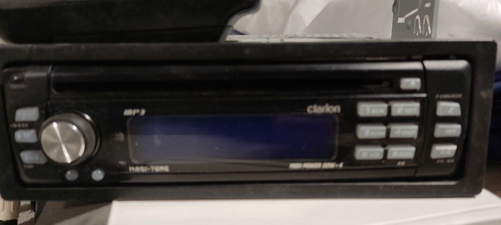 Продам автомагнитолу clarion