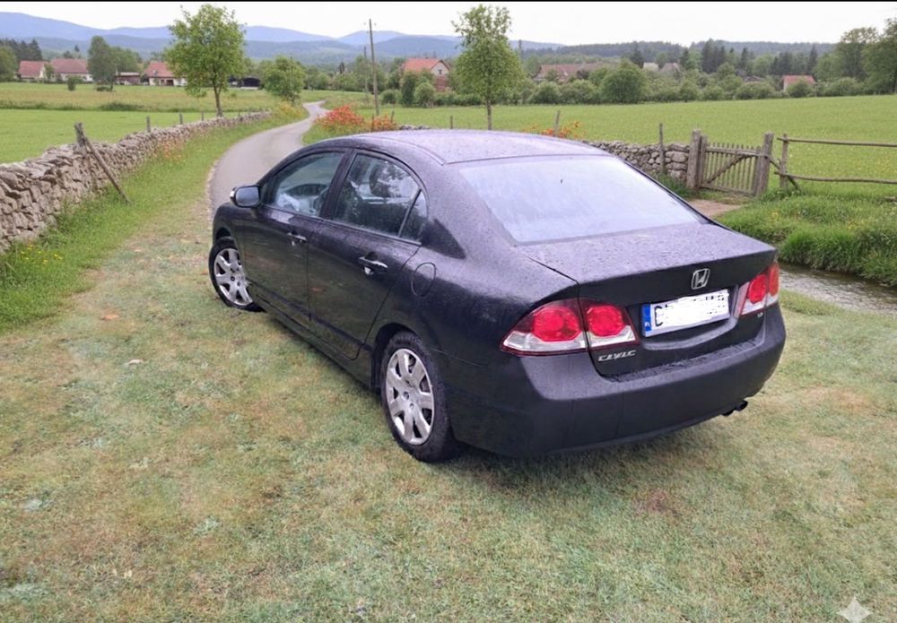Sprzedam Honda Civic 1.8 jeden właściciel serwisowany bezwypadkowy