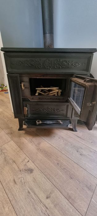 Kominek żeliwny wolnostojący SAEY z funkcją kuchenki