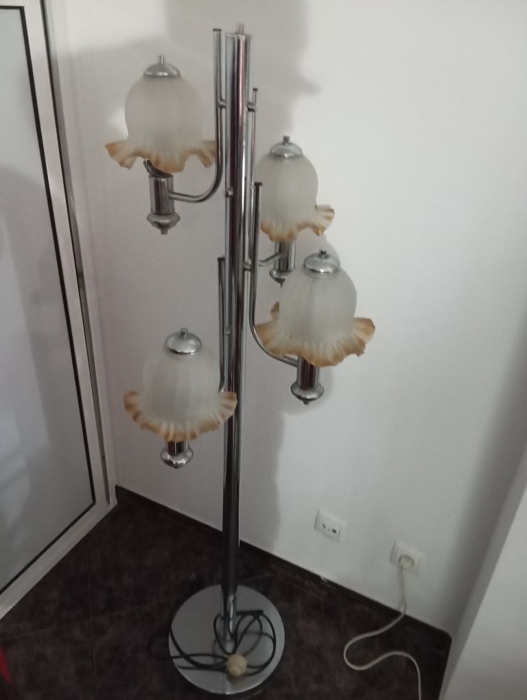 Candeeiro de pé antigo