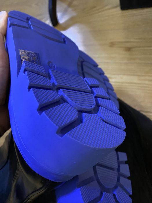 Buty z chabrową podeszwą nowe wysokie kozaki z niebieską podeszwą