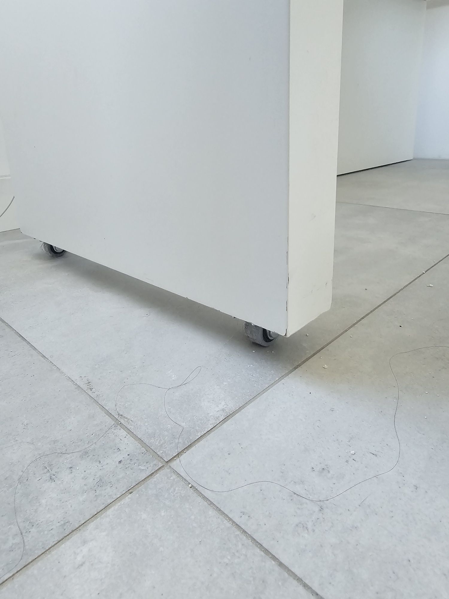Biurko białe Ikea Malm z wysuwanym panelem