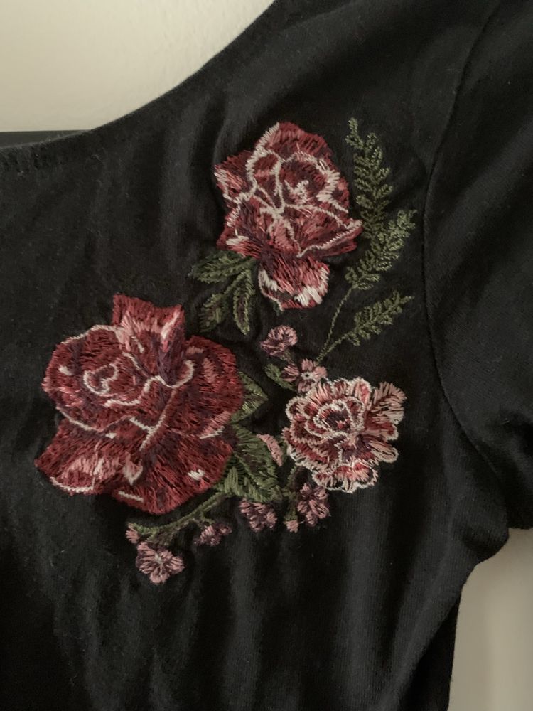 Body Bershka preto com flores