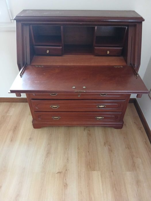 Escrevanhinha em mogno com prateleiras e gavetas e camilha e candeeiro