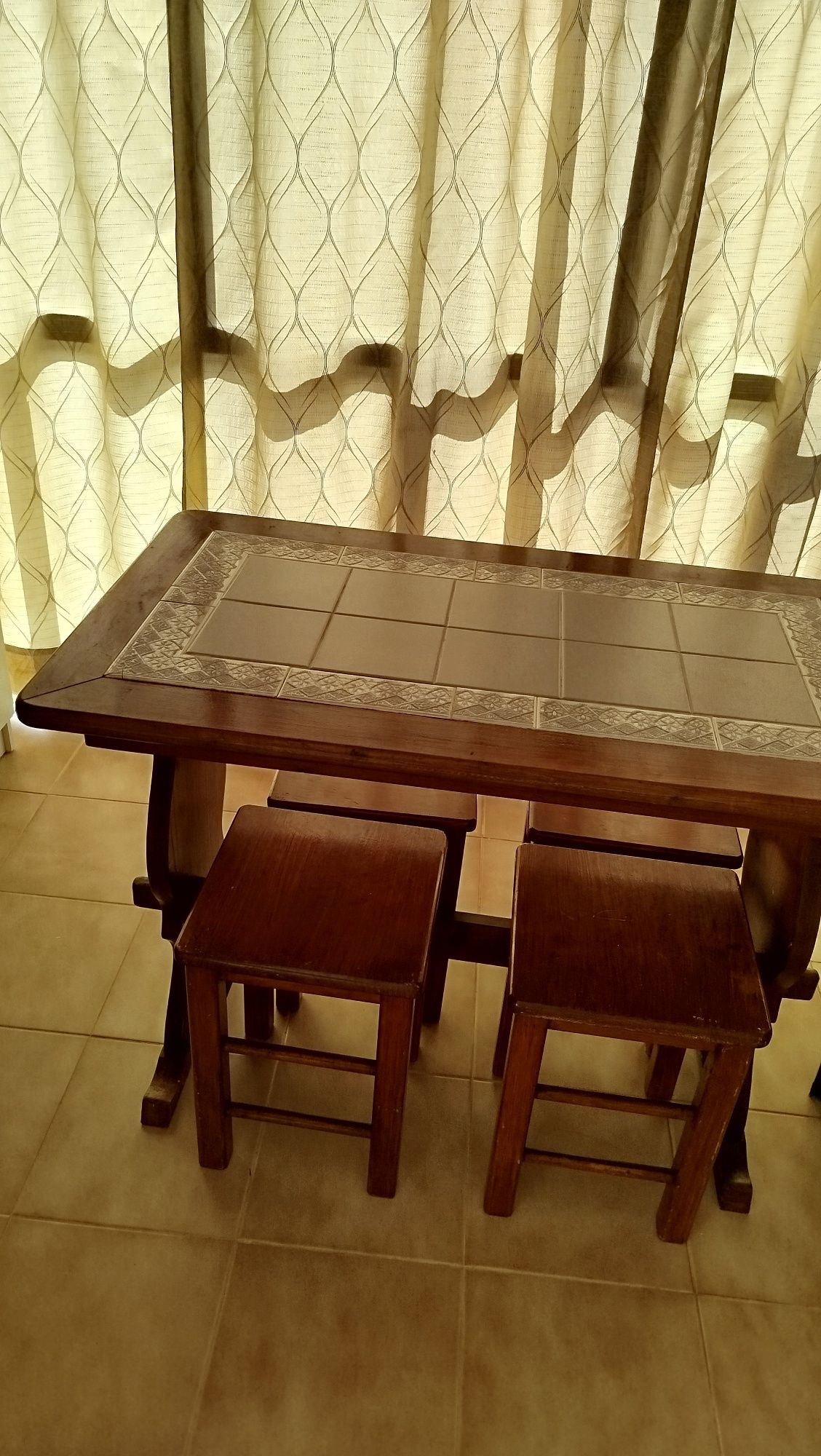 Conjunto Mesa e bancos