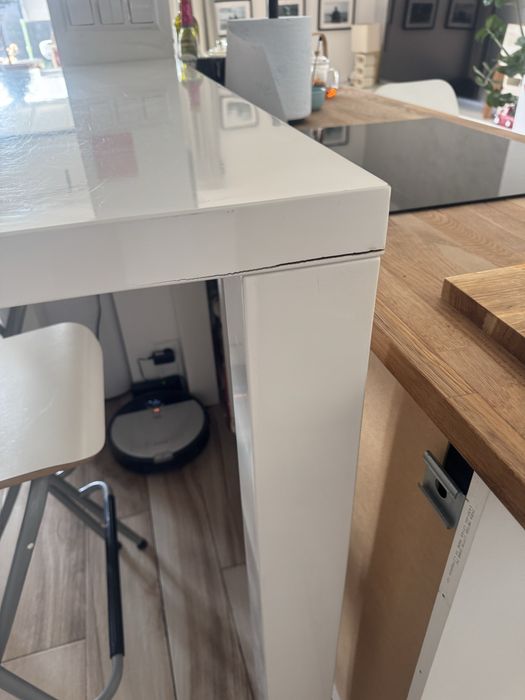 Stol barowy (bialy polysk) z 4 hokerami z ikea