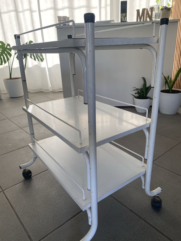 Mesa de estetica com rodas