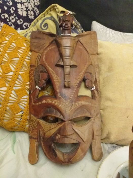 Colecção de artigos de enfeitar,estátuas, máscaras, bibelôs  etc