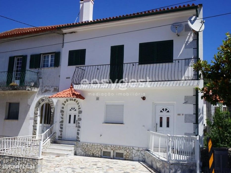 Moradia recentemente recuperada com três pisos e ampla garagem