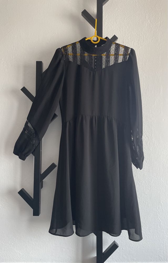 Czarna sukienka Reserved M 38 koronka goth zwiewna guziczki