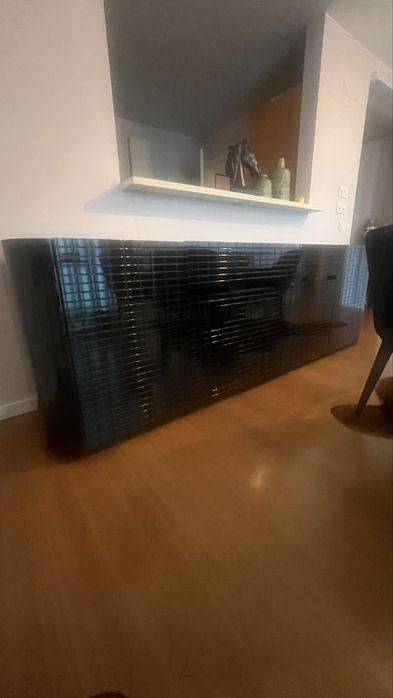 Aparador Preto com detalhes quadriculados
