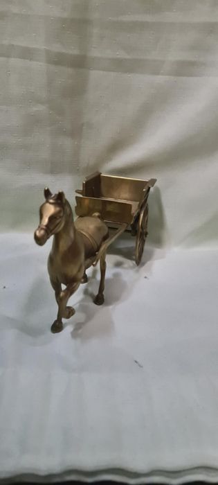 Posiadam na sprzedaż figurkę konia mosiężnego z wozem