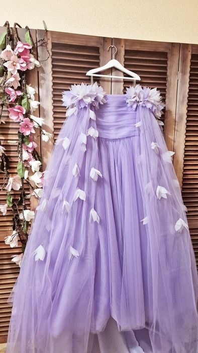 Пишна сукня для дівчинки ростом 146-152 зі шлейфом